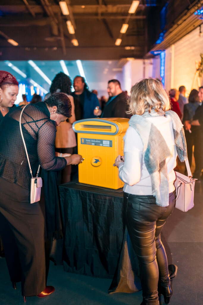 Collaborateurs utilisant la boite aux lettres La Poste lors d'une soirée organisée par l'Agence événementielle Iro